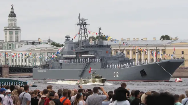 Большой десантный корабль «Оленегорский горняк» во время Главного военно-морского парада в честь Дня Военно-морского флота России в акватории Невы.