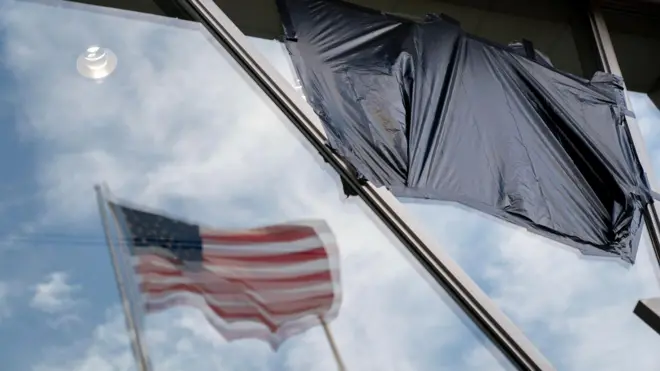 قماش القنب يغطي لافتات في مقر الوكالة الأمريكية للتنمية الدولية (USAID) في واشنطن العاصمة، الولايات المتحدة، يوم الأحد، 9 فبراير 2025.