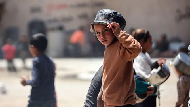 طفل يضع وعاء على رأسه في غزة