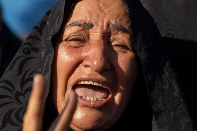 महिला रडत आहे