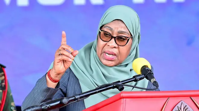 Prezida Samia Suluhu wa Tanzania arko avuga ijambo