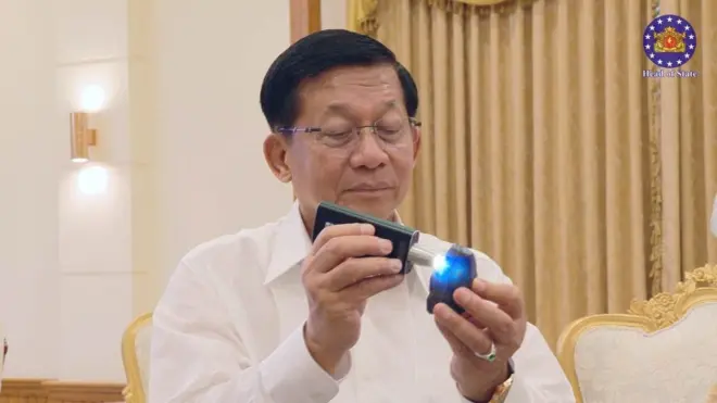 နီလာပုံဆောင်ခဲကို နေပြည်တော်သမ္မတ ဦးမင်းအောင်လှိုင် စစ်ဆေးကြည့်ရှုနေတဲ့မြင်ကွင်း