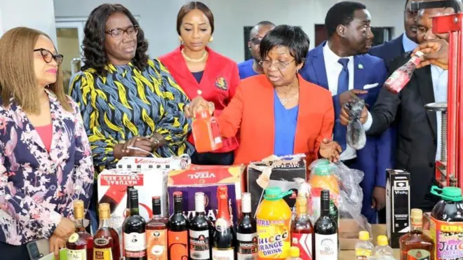 Aworan ọga-agba ajọ NAFDAC to n ṣafihan awọn ayederu ohun mimu