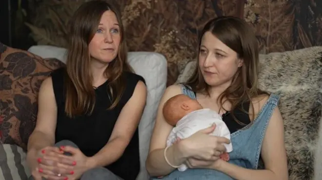 ایمی اور گریس بہنیں نومولود بچی ایمی کے ساتھ