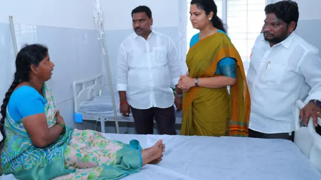 బాధితులను పరామర్శిస్తున్న వైద్య ఆరోగ్య శాఖ మంత్రి విడదల రజని