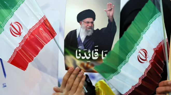 أحد مؤيدي حزب الله يحمل صورة المرشد الأعلى الإيراني آية الله علي خامنئي خلال مسيرة تضامنية مع الجمهورية الإسلامية الإيرانية في ضاحية الضاحية ببيروت، لبنان، 26 يناير 2026.
