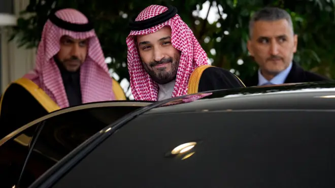 ولي العهد رئيس الوزراء السعودي الأمير محمد بن سلمان (في الوسط) يغادر البيت الأبيض في 18 نوفمبر/تشرين الثاني 2025 في واشنطن العاصمة.