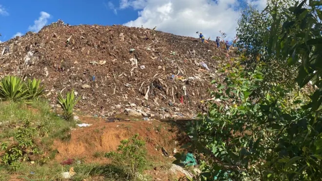 Abagabo bari hejuru y'ikirundo cy'imyanda