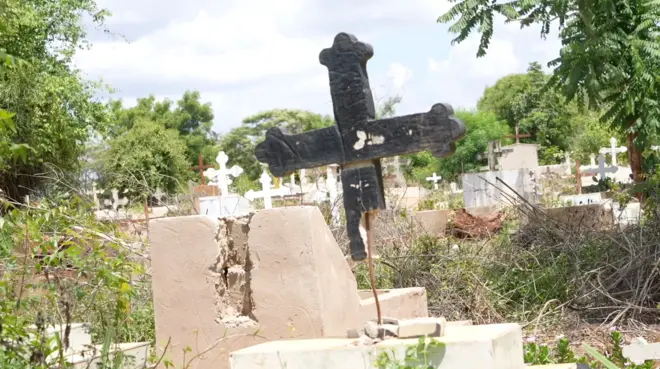 Igipolisi gifatanya n'abarangura ivyo vyuma, nk'imisaraba, gufata ababibagurishako.