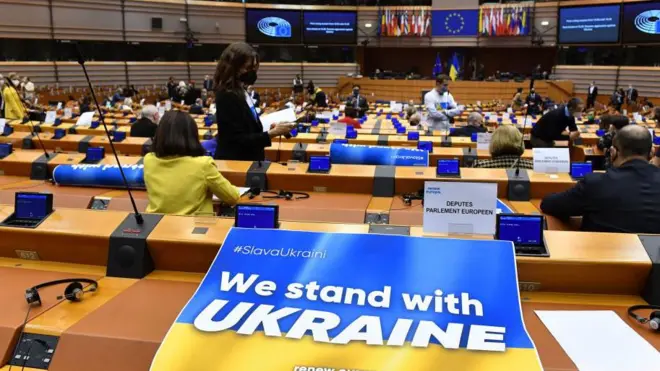 Avrupa Parlamentosunda Ukrayna bayrağı