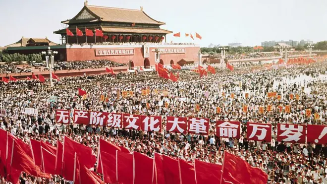 「文革」期間的中國國慶日,大批民眾在在天安門城樓前聚集慶祝。