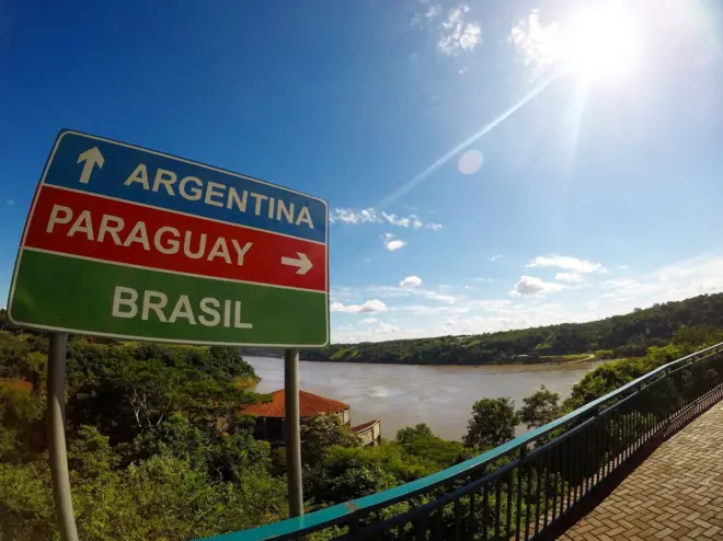 Placa mostra direções para Brasil, Argentina e Paraguai