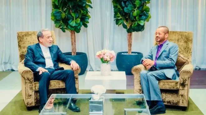 وزير الخارجية الإيراني مع وزير الخارجية العماني. بدأت الجولة الثالثة من المحادثات النووية بين الولايات المتحدة وإيران في جنيف بوساطة عمانية