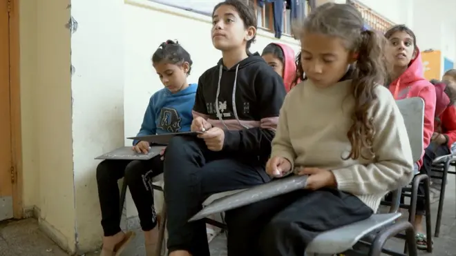 فتيات فلسطينيات يتلقين تعليمهنّ مع معلم متطوع في رفح