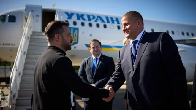 Зеленський тисне руку Залужному у Великій Британії