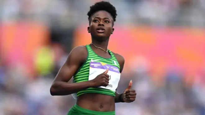 Foto of Favour Ofili as she dey run in di 2022, Commonwealth Games, Women's 200m race.
