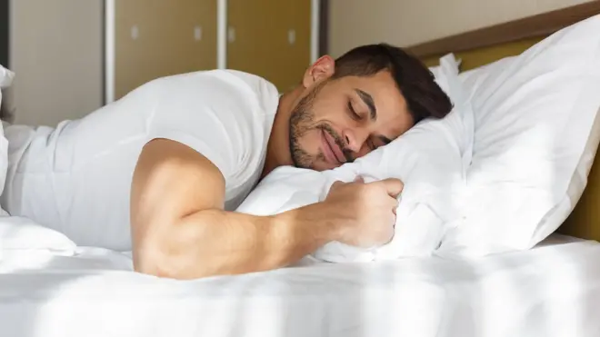 رجل ينام مطمئناً في فراشه