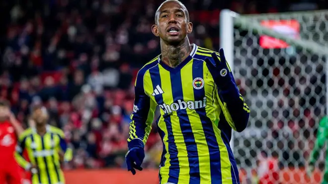 Talisca eliyle üç işareti yapıyor.