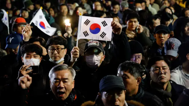 韓國首爾國會大樓外反對軍法統治群眾揮舞國旗(4/12/2024)