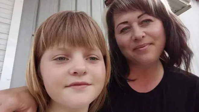  نستیا (چپ) با مادرش اولگا