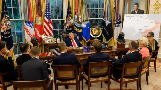 Трамп за столом в овальному кабінеті, навпроти нього спинами до глядачів сидять на стільцях європейські лідери та Зеленський, праворуч стоїть велика мапа України з окупованими територіями