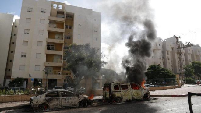 Véhicules en feu dans la ville israélienne d'Ashkelon à la suite de tirs de roquettes depuis Gaza.