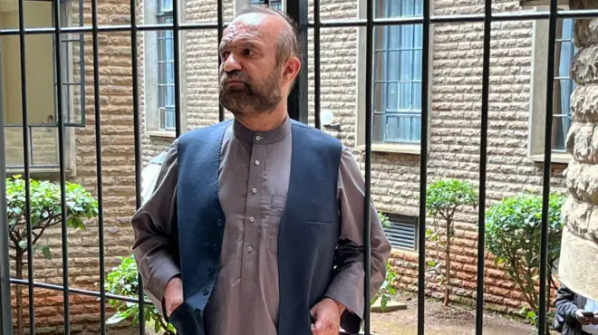 ظاهر قدیر در بیرون از صحن دادگاه