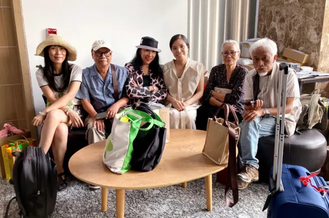 Nhóm các văn nghệ sĩ tới thăm nhà văn Nguyên Ngọc hôm 19/4/2026