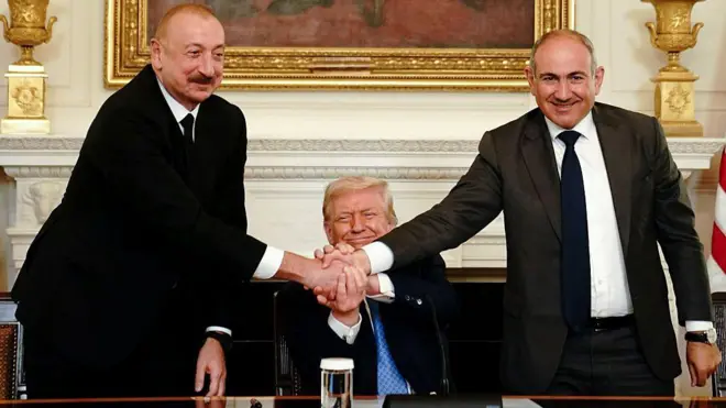 Президент Азербайджану Ільхам Алієв, президент США Дональд Трамп та прем'єр-міністр Вірменії Нікол Пашинян тиснуть руки під час церемонії підписання угоди у Білому домі