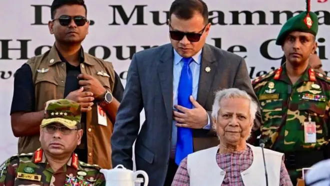 बांगलादेशचे लष्करप्रमुख जनरल वकार-उज-जमा यांच्याबरोबर हंगामी सरकारचे प्रमुख मोहम्मद युनूस