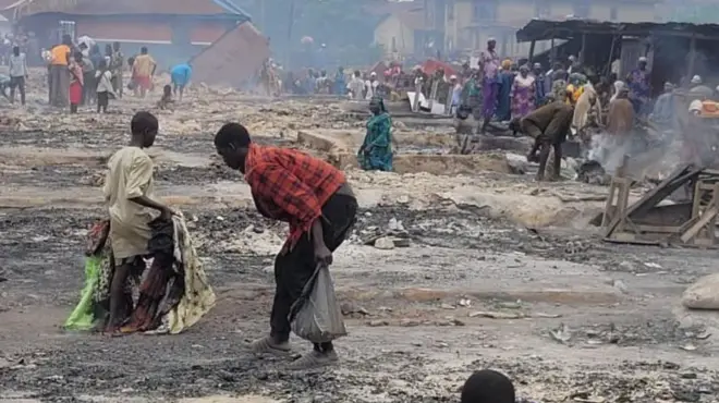 Agbegbe ti ijamba ina ti ṣẹlẹ, awọn eeyan n ṣa awọn nnkan to jona ku