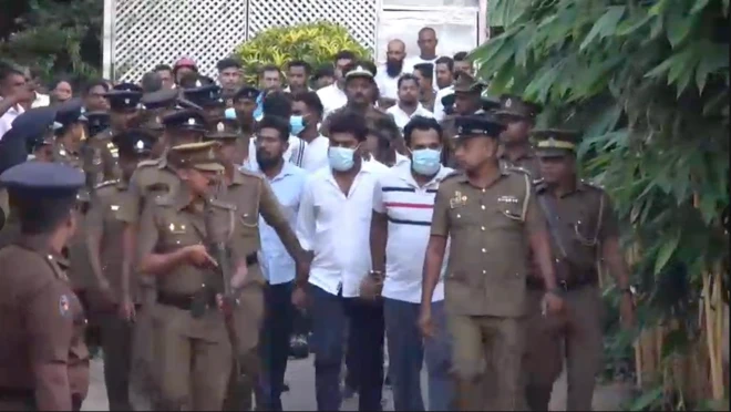  නඩු තීන්දුව ප්‍රකාශයට පත් කිරීමෙන් පසුව බන්ධනාගාරය වෙත ගෙන යන චූදිතයන් 