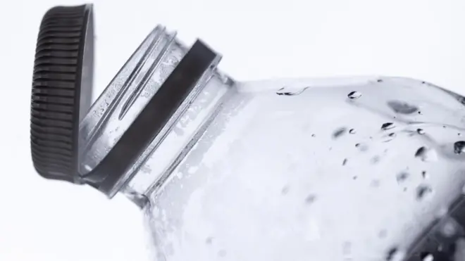 የምትጠጣበትን ኮዳ የምታጥብ ሴት