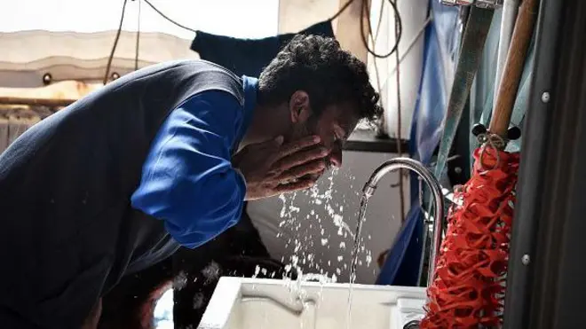 වීසා නොමැතිව ඉතාලියේ සිටින ලාංකිකයන්ගෙන් අඩු වැටුපකට සේවය ලබාගැනීම මෙන්ම වැටුප් ලබා නොදී ඔවුන්ව අතරමං කරනු ලබන්නේ ද ඉතාලියේ සිට ව්යාපාර හෝ රැකියා කරනු ලබන ලාංකිකයන් බව ඔහු පැවසීය.