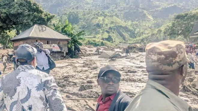 Ifoto igaragaza bimwe mu byatwawe n'imyuzure birimo n'inzu