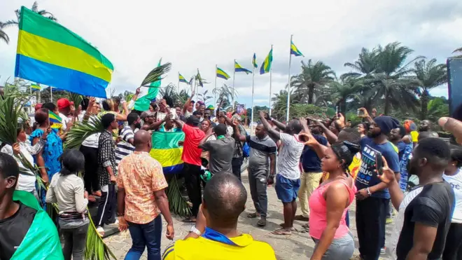 مؤيدون للانقلاب في الغابون يحتفلون به