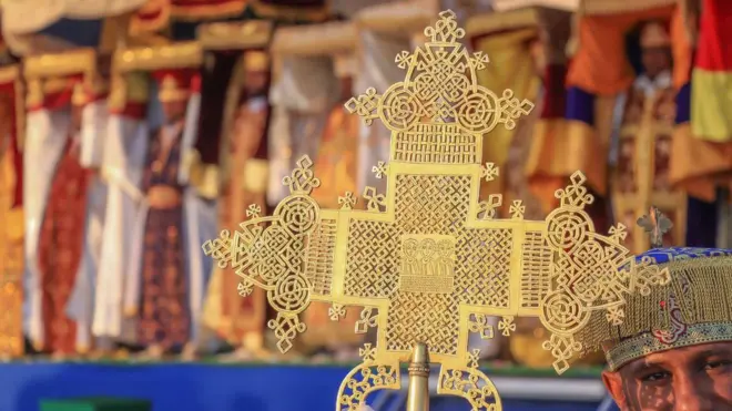 መስቀል የያዘ ዲያቆን 