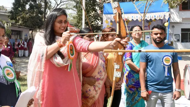 पटना के जेडी वीमेन कॉलेज में वार्षिक खेल दिवस के उद्घाटन के दौरान तीरंदाज़ी पर हाथ आज़मातीं श्रेयसी सिंह 