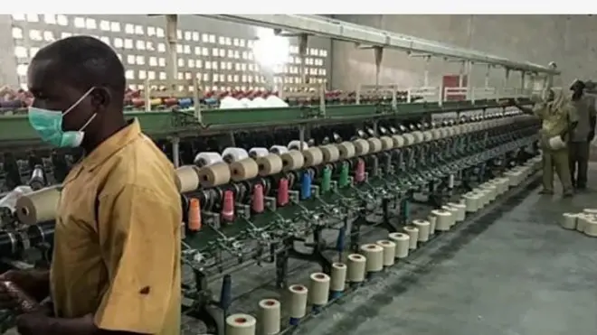 Aworan awọn ọkunrin kan ninu ileeṣẹ 