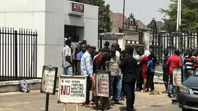 Foto of stranded customers for one Nigerian bank