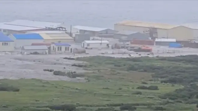 Ẹkun omi lile kan ree to n ṣan gba awọn ile to wa nitosi odo kọja, eyi waye lẹyin ilẹ riri nla to ṣẹlẹ ni Kamchatka Peninsula, ni Severo-Kurilsk, agbegbe Sakhalin orilẹede Russia, lonii ọgbọnjọ, oṣu Keje 2025. 