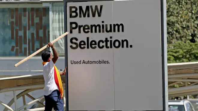 बेंगलुरु में अंग्रेजी में लिखे बोर्ड को तोड़ता केआरवी का एक कार्यकर्ता