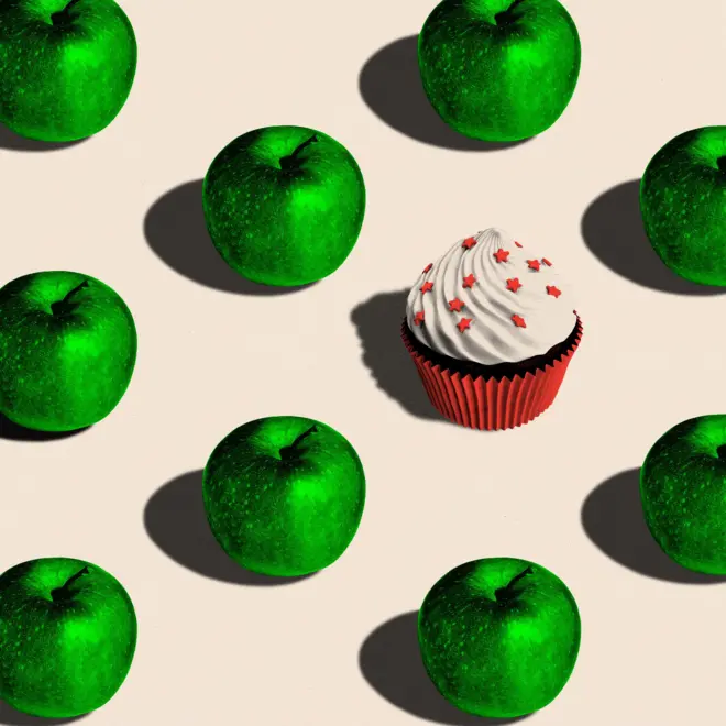 Imagem com várias maçãs verdes e um cupcake no meio delas