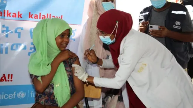 የማሕጸን በር ካንሰር መከላከያ ክትባት የምትወስድ ታዳጊ