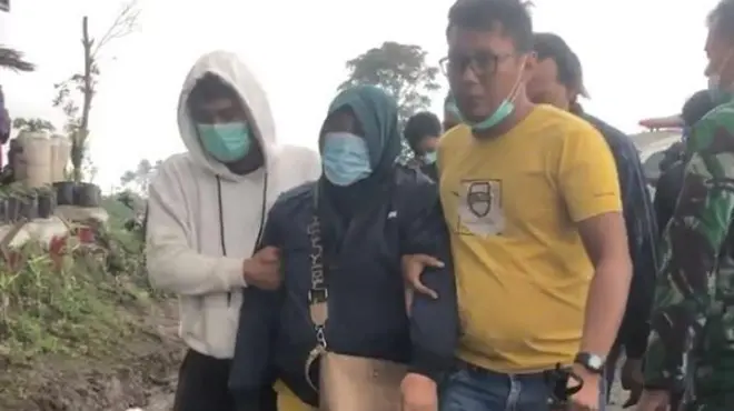 Reaksi Asnawati setelah mendapat kabar jenazah yang diyakini jenazah anaknya tengah dibawa tim gabungan evakuasi korban erupsi Gunung Marapi, Selasa (05/12).