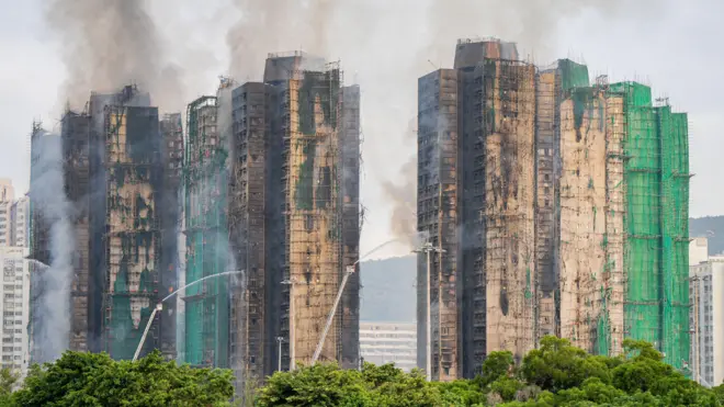 Дымящиеся небоскребы.