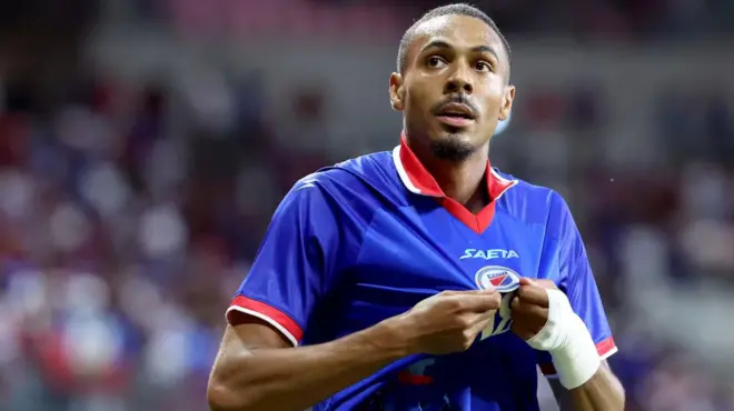 A Fifa proibiu o uniforme original do Haiti devido à referência à Revolução Haitiana no lado direito