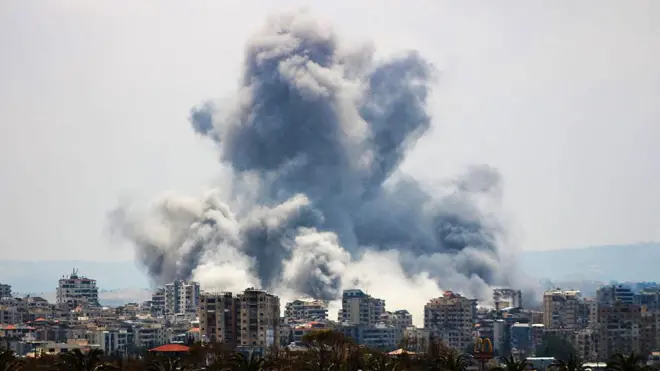 Humo sobre un barrio residencial en Beirut
