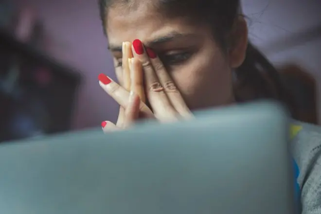 కంప్యూటర్ ముందు యువతి