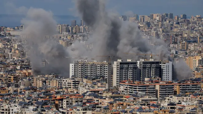 Дим куља после израелског напада на јужна предграђа Бејрута